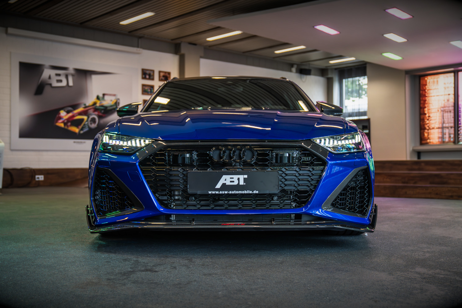 blauer RS6-LE aus der Frontansicht im Showroom vor Bar