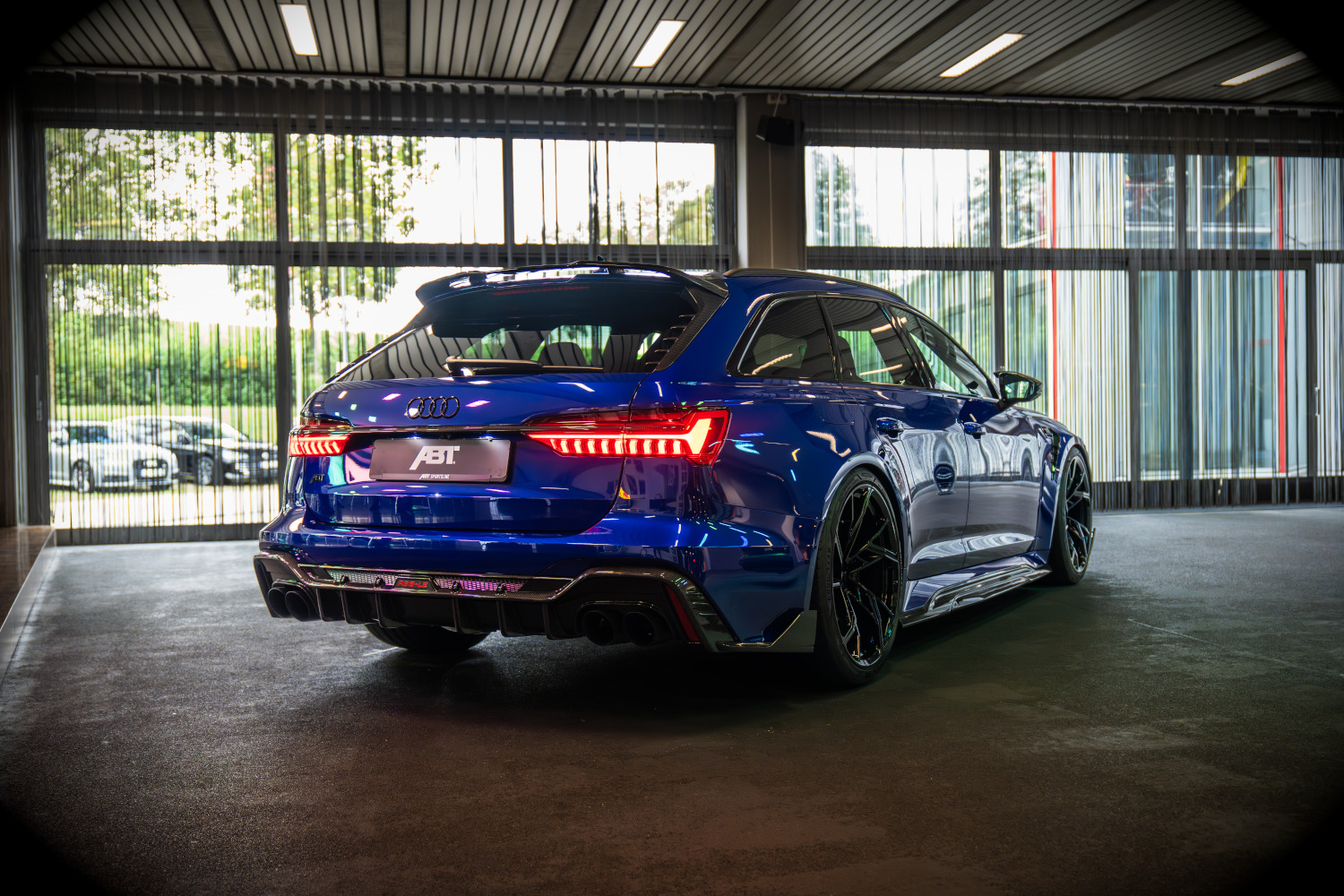 blauer RS6-LE aus der seitlichen Heckansicht im Showroom